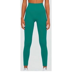 Set Active sculptflex leggings color- tropic size -medium NWT